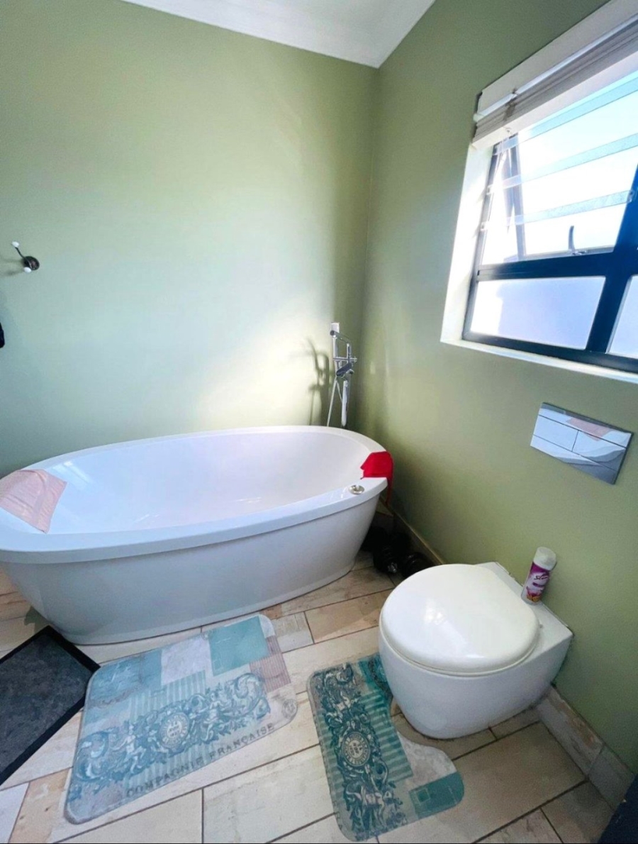 5 Bedroom Property for Sale in Gonubie Eastern Cape